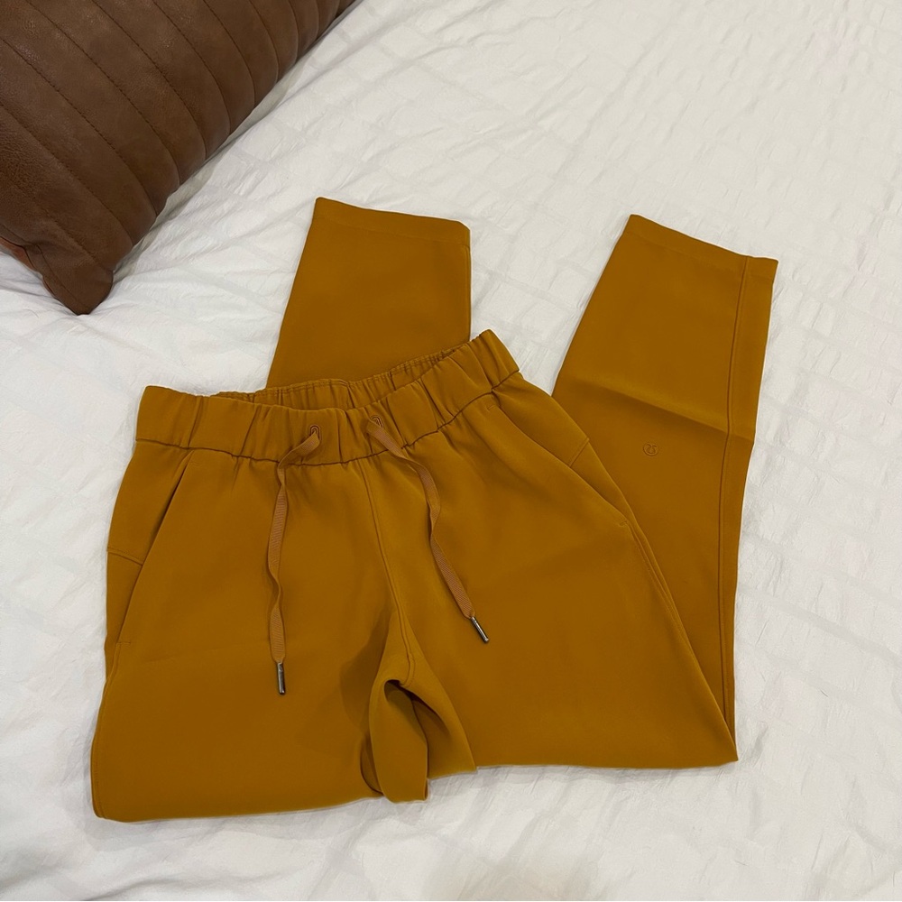 Lululemon On the Fly 7/8 Pant *Woven
Fools Gold size 4